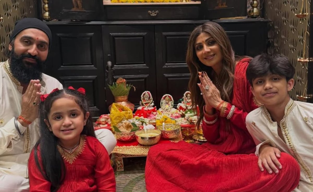 Shilpa Shetty and Raj Kundra pose with their kids for Diwali. Photo: Shilpa Shetty/ Instagram Shilpa Shetty and Raj Kundra pose with their kids for Diwali. Photo: Shilpa Shetty/ Instagram