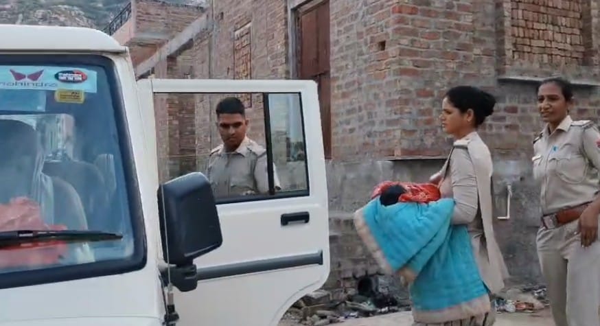 बच्ची को पुलिस वैन में ले जाया गया बच्ची को पुलिस वैन में ले जाया गया