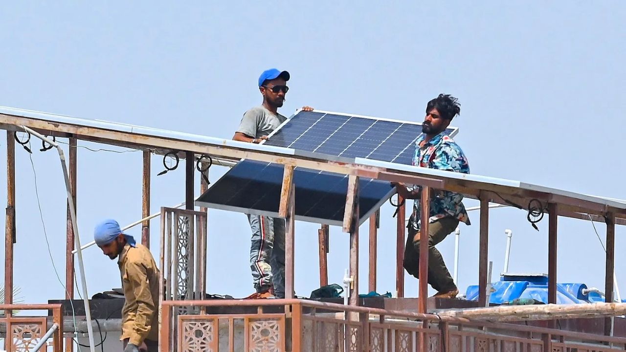पाकिस्तान के लिए बड़ा संकट बन सकते हैं सोलर पैनल, जानें क्या है बड़ी वजह