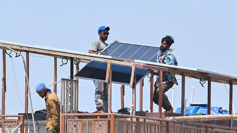 पाकिस्तान के लिए बड़ा संकट बन सकते हैं सोलर पैनल, जानें क्या है बड़ी वजह पाकिस्तान के लिए बड़ा संकट बन सकते हैं सोलर पैनल, जानें क्या है बड़ी वजह