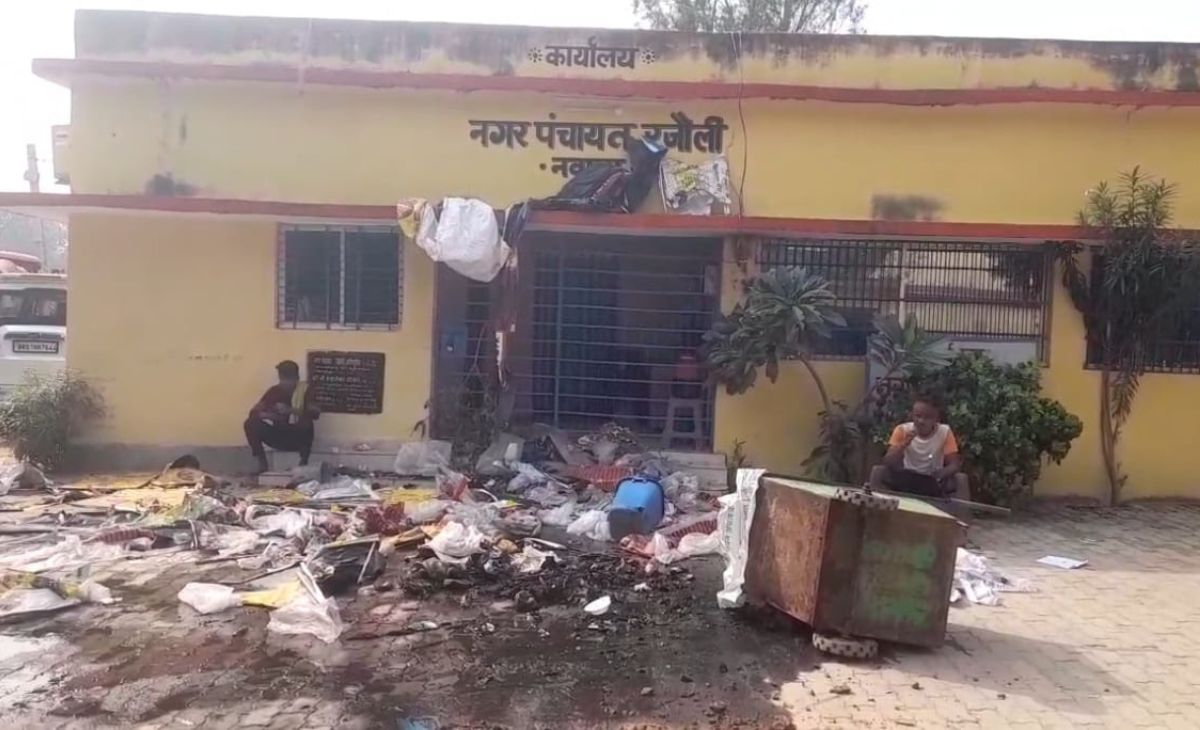 Unpaid Sanitation Workers Stage Garbage Protest at Bihar Panchayat Office Amid Festive Season