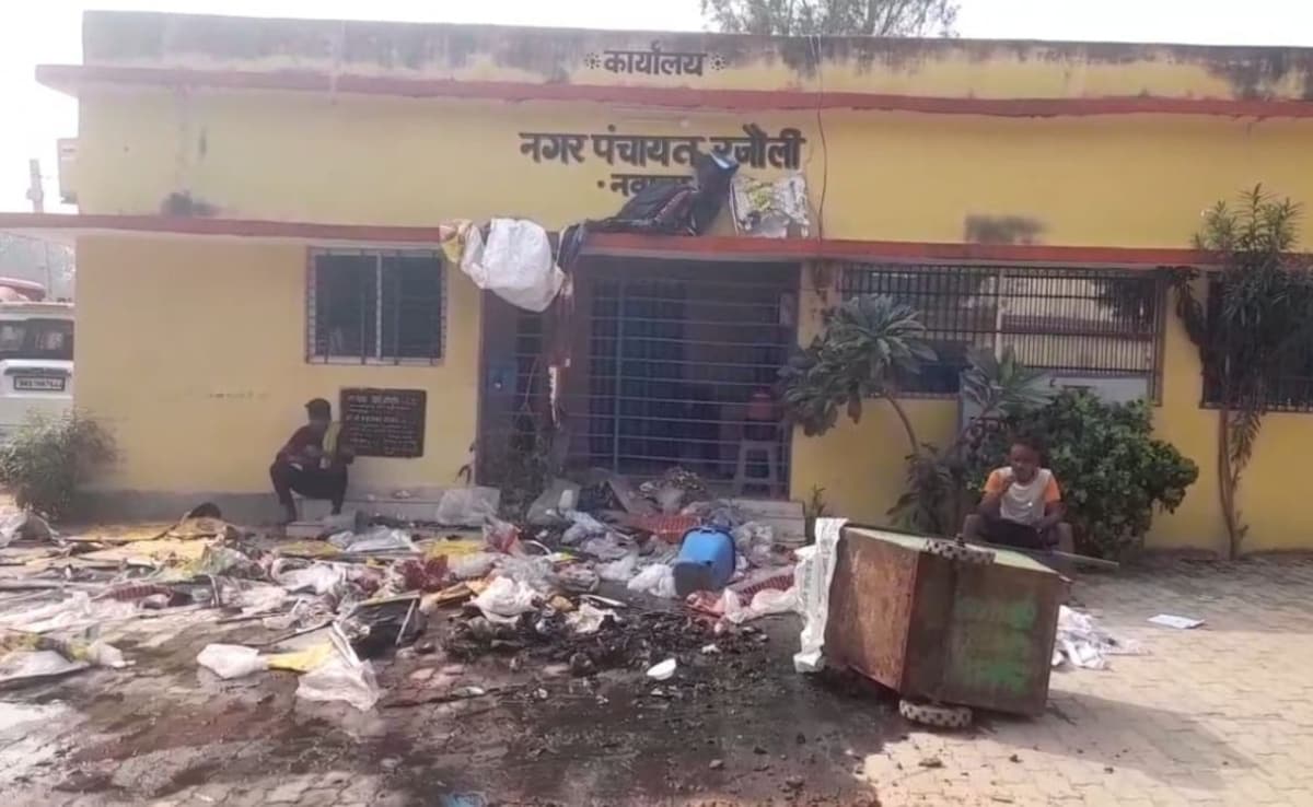 Wages Withheld, Sanitation Workers Dump Garbage In Front Of Panchayat Office In Bihar