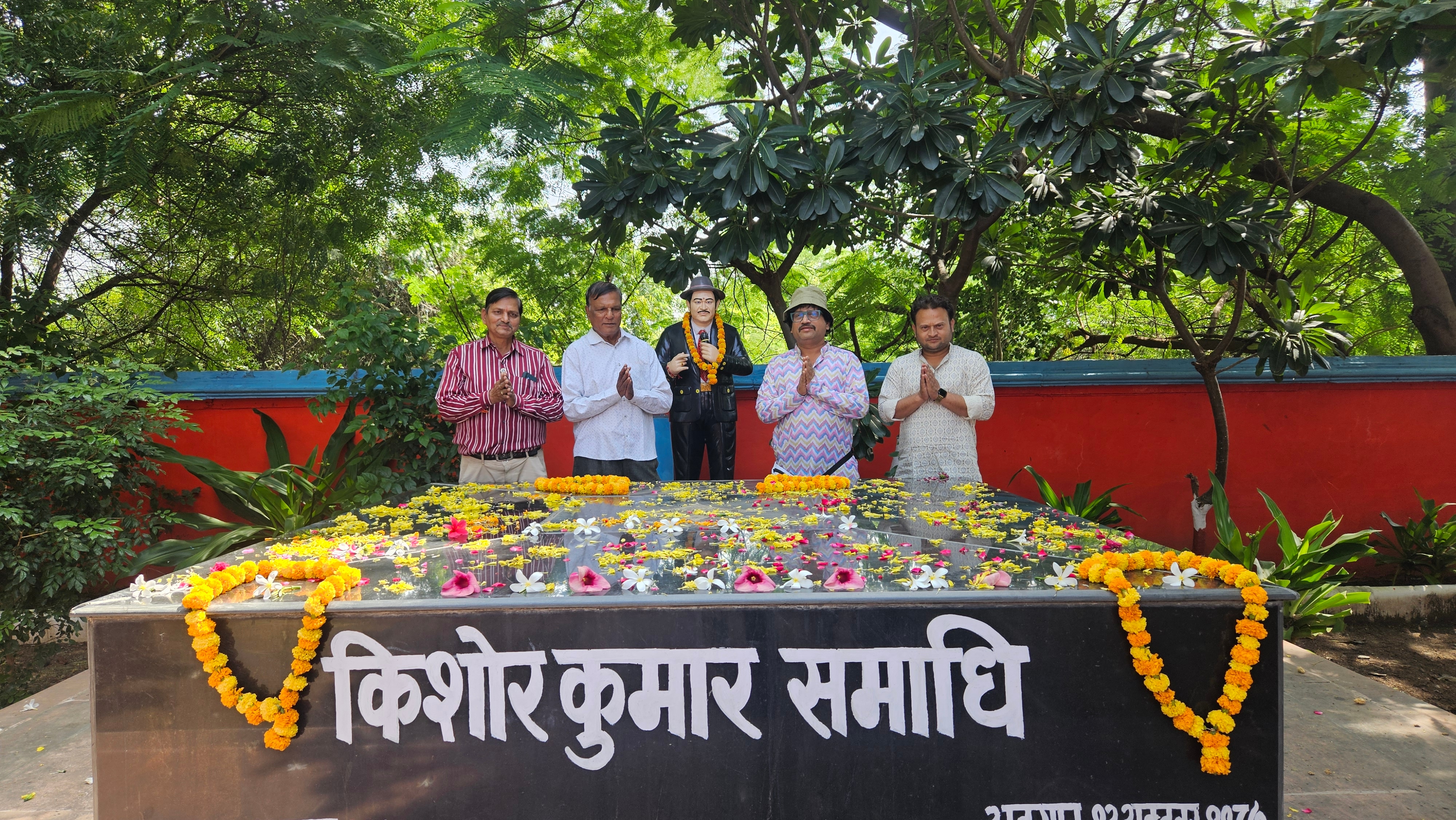 खंडवा स्थित किशोर कुमार की समाधि का ध्यान किशोर प्रेमी आज भी रखते हैं। उनकी जयंति और पुण्यतिथि पर यहां विशेष कार्यक्रम भी होते हैं। खंडवा स्थित किशोर कुमार की समाधि का ध्यान किशोर प्रेमी आज भी रखते हैं। उनकी जयंति और पुण्यतिथि पर यहां विशेष कार्यक्रम भी होते हैं।