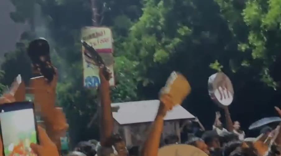 प्रतिमा विसर्जन का एक वीडियो ऐसा ही आया, जिसमें दावा किया जा रहा है कि कुछ छात्र विसर्जन यात्रा को हाथों में चप्पल लिए दिखाते हुए विरोध कर रहे थे. प्रतिमा विसर्जन का एक वीडियो ऐसा ही आया, जिसमें दावा किया जा रहा है कि कुछ छात्र विसर्जन यात्रा को हाथों में चप्पल लिए दिखाते हुए विरोध कर रहे थे.