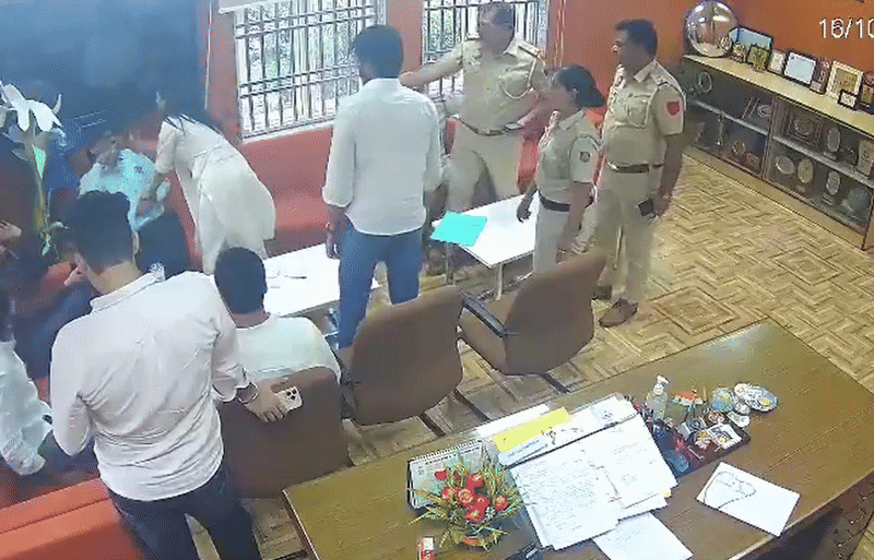 दिल्ली विश्वविद्यालय के प्रोफेसर को डूसू जॉइंट सेक्रेटरी दीपिका ने जड़े थप्पड़, देखिए हुआ क्या