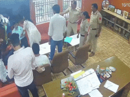 दिल्ली विश्वविद्यालय के प्रोफेसर को डूसू जॉइंट सेक्रेटरी दीपिका ने जड़े थप्पड़, देखिए हुआ क्या दिल्ली विश्वविद्यालय के प्रोफेसर को डूसू जॉइंट सेक्रेटरी दीपिका ने जड़े थप्पड़, देखिए हुआ क्या