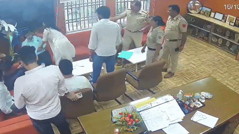 दिल्ली विश्वविद्यालय के प्रोफेसर को डूसू जॉइंट सेक्रेटरी दीपिका ने जड़े थप्पड़, देखिए हुआ क्या दिल्ली विश्वविद्यालय के प्रोफेसर को डूसू जॉइंट सेक्रेटरी दीपिका ने जड़े थप्पड़, देखिए हुआ क्या
