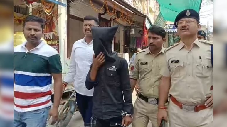 दीपावली पर दिनदहाड़े चेन स्नैचिंग, 6 घंटे में आरोपी गिरफ्तार, ₹3 लाख का सोने का हार बरामद दीपावली पर दिनदहाड़े चेन स्नैचिंग, 6 घंटे में आरोपी गिरफ्तार, ₹3 लाख का सोने का हार बरामद