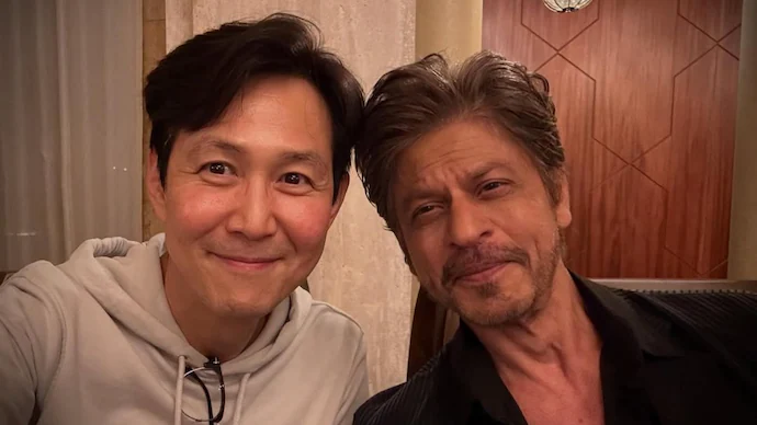 <i>Squid Game</i> Actor Lee Jung Jae-In A Selfie With Shah Rukh Khan: "Honoured To Be With Respected Icon"