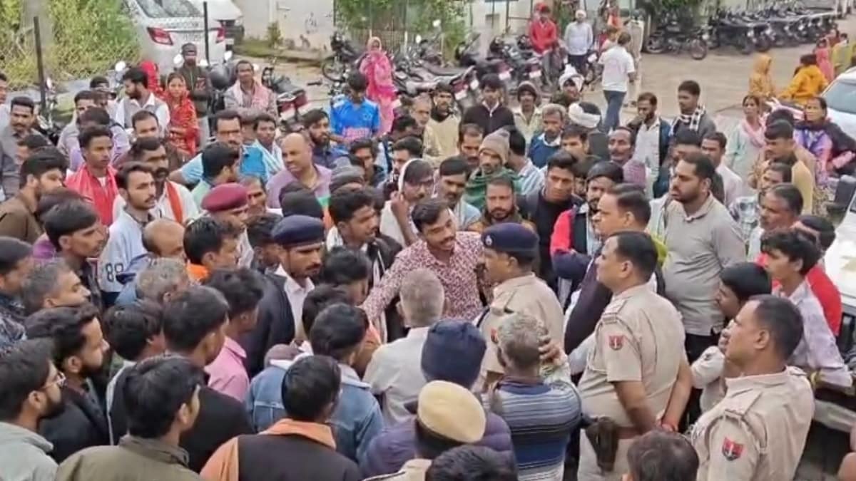 तनाव को देखते हुए पुलिस बल की तैनाती की गई तनाव को देखते हुए पुलिस बल की तैनाती की गई