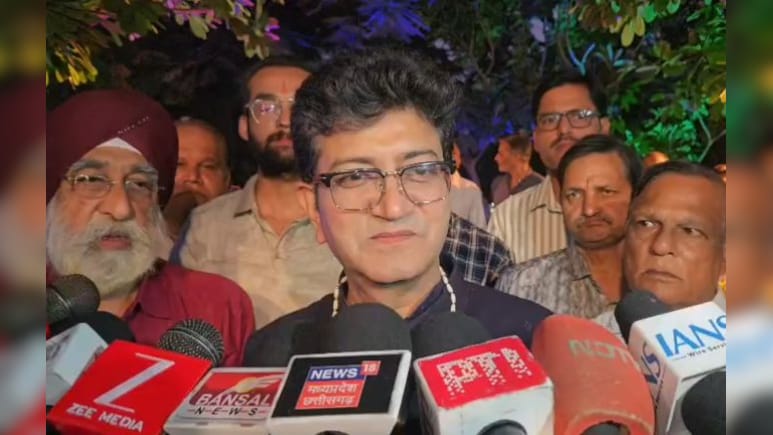 National Kishore Awards: किशोर दा की समाधि पर पहुंचे गीतकार प्रसून जोशी; बोले- किशोर बांटने में यकीन रखते थे... National Kishore Awards: किशोर दा की समाधि पर पहुंचे गीतकार प्रसून जोशी; बोले- किशोर बांटने में यकीन रखते थे...