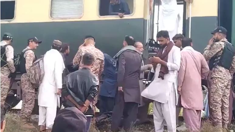 पाकिस्तान के बलूचिस्तान में जाफर एक्सप्रेस पर फिर हमला, ब्लास्ट में कई घायल, इस विद्रोही समूह ने ली जिम्मेदारी पाकिस्तान के बलूचिस्तान में जाफर एक्सप्रेस पर फिर हमला, ब्लास्ट में कई घायल, इस विद्रोही समूह ने ली जिम्मेदारी