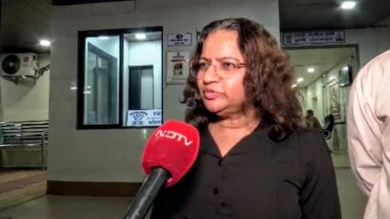 दिलीप खेडकरांशी मी बोलत नाही! पोलिसांवर कुत्रे सोडल्याच्या आरोपावर पूजा खेडकरच्या आई मनोरमा काय म्हणाल्या ? दिलीप खेडकरांशी मी बोलत नाही! पोलिसांवर कुत्रे सोडल्याच्या आरोपावर पूजा खेडकरच्या आई मनोरमा काय म्हणाल्या ?