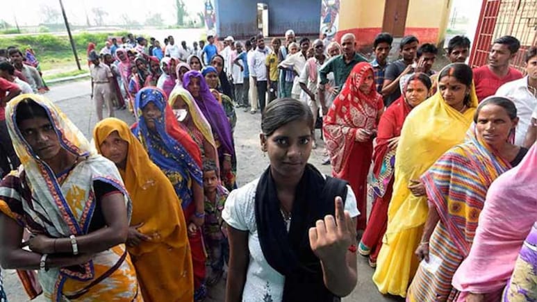 बिहार चुनाव में महिला वोटर्स को साधने में क्यों लगे हैं सारे दल, असली वजह आई सामने बिहार चुनाव में महिला वोटर्स को साधने में क्यों लगे हैं सारे दल, असली वजह आई सामने