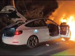 Rajasthan Car Fire: हाईवे पर दौड़ती BMW कार में लगी भीषण आग, बाल-बाल बची पूरे परिवार की जान Rajasthan Car Fire: हाईवे पर दौड़ती BMW कार में लगी भीषण आग, बाल-बाल बची पूरे परिवार की जान