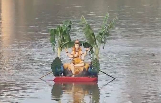 सुरजपुर में घाट से एक मनमोहक तस्वीर सामने आई। सुरजपुर में घाट से एक मनमोहक तस्वीर सामने आई।