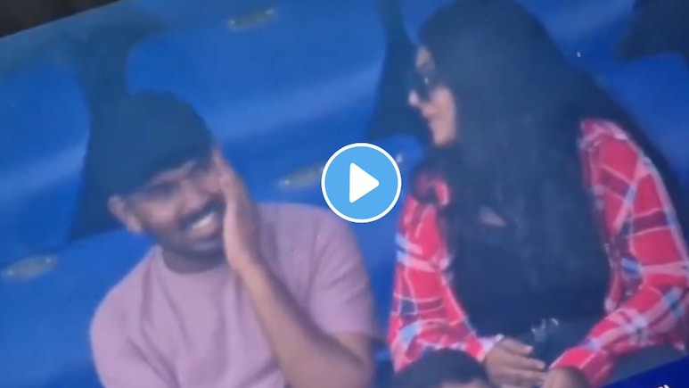 Video : मुलीनं शेजारी बसलेल्या पोराच्या सपासप 3 थप्पड मारल्या, IND vs WI सामन्यादरम्यान नको तेच सुरु होतं.. Video : मुलीनं शेजारी बसलेल्या पोराच्या सपासप 3 थप्पड मारल्या, IND vs WI सामन्यादरम्यान नको तेच सुरु होतं..