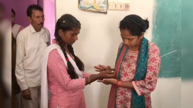 प्रिंसिपल बना खलनायक! छात्रा को इतना पीटा कि हो गई बेहोश, हाथ भी फ्रैक्चर