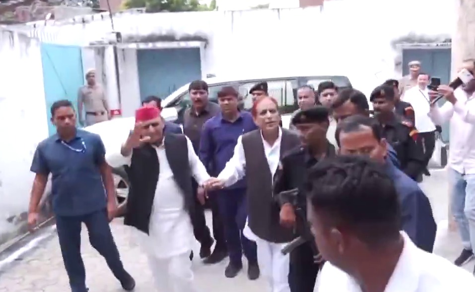 नमस्ते किया, फिर हाथ पकड़ आजम खान के यूं साथ चले अखिलेश, यूपी की सियासत में इस तस्वीर के क्या मायने