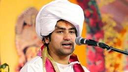 भिलाई में कथावाचक धीरेंद्र शास्त्री के काफिले के सामने आया भक्त, टकराई गाड़ियां; एक महिला ने हाथ की नस भी काटी
