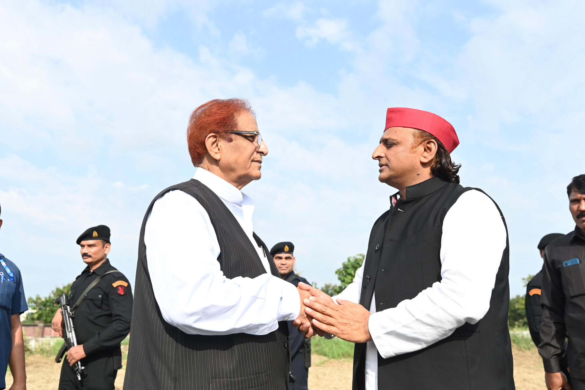 '..जज्बातों ने खामोशी से बात की...' आजम पर अखिलेश की शायरी में छिपा है क्या कोडवर्ड?