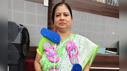 खुद ही चप्पलों की माला पहनकर पहुंची भाजपा पार्षद; बोली- इसलिए ऐसा करने के लिए हुई मजबूर