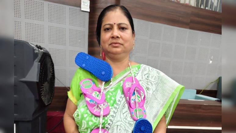 खुद ही चप्पलों की माला पहनकर पहुंची भाजपा पार्षद; बोली- इसलिए ऐसा करने के लिए हुई मजबूर खुद ही चप्पलों की माला पहनकर पहुंची भाजपा पार्षद; बोली- इसलिए ऐसा करने के लिए हुई मजबूर