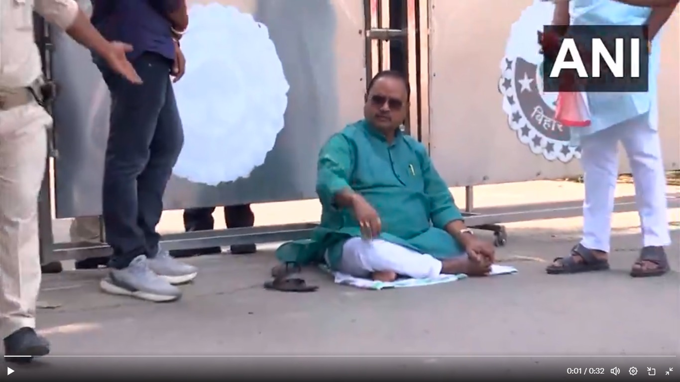 नीतीश कुमार के 'खास' विधायक सीएम आवास के बाहर क्यों धरने पर बैठे?