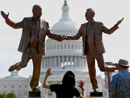 Statue of Trump, Jeffrey Epstein Holding Hands Reappears in Washington Statue of Trump, Jeffrey Epstein Holding Hands Reappears in Washington