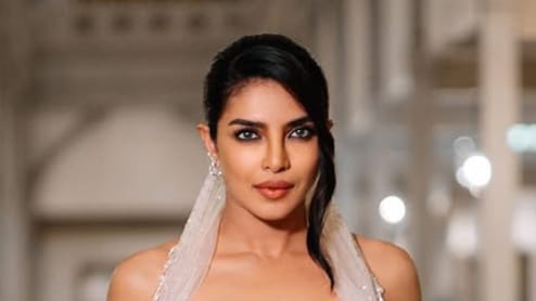 Priyanka Chopra net worth: कमाई करने में दीपिका पादुकोण और आलिया भट्ट से भी आगे हैं प्रियंका चोपड़ा, होश उड़ा देगी देसी गर्ल की नेटवर्थ