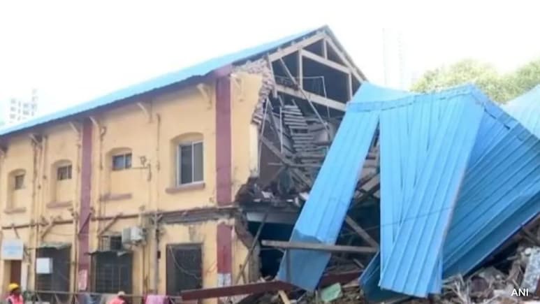 7 Injured As Part Of Old Residential Building Collapses In Mumbai 7 Injured As Part Of Old Residential Building Collapses In Mumbai