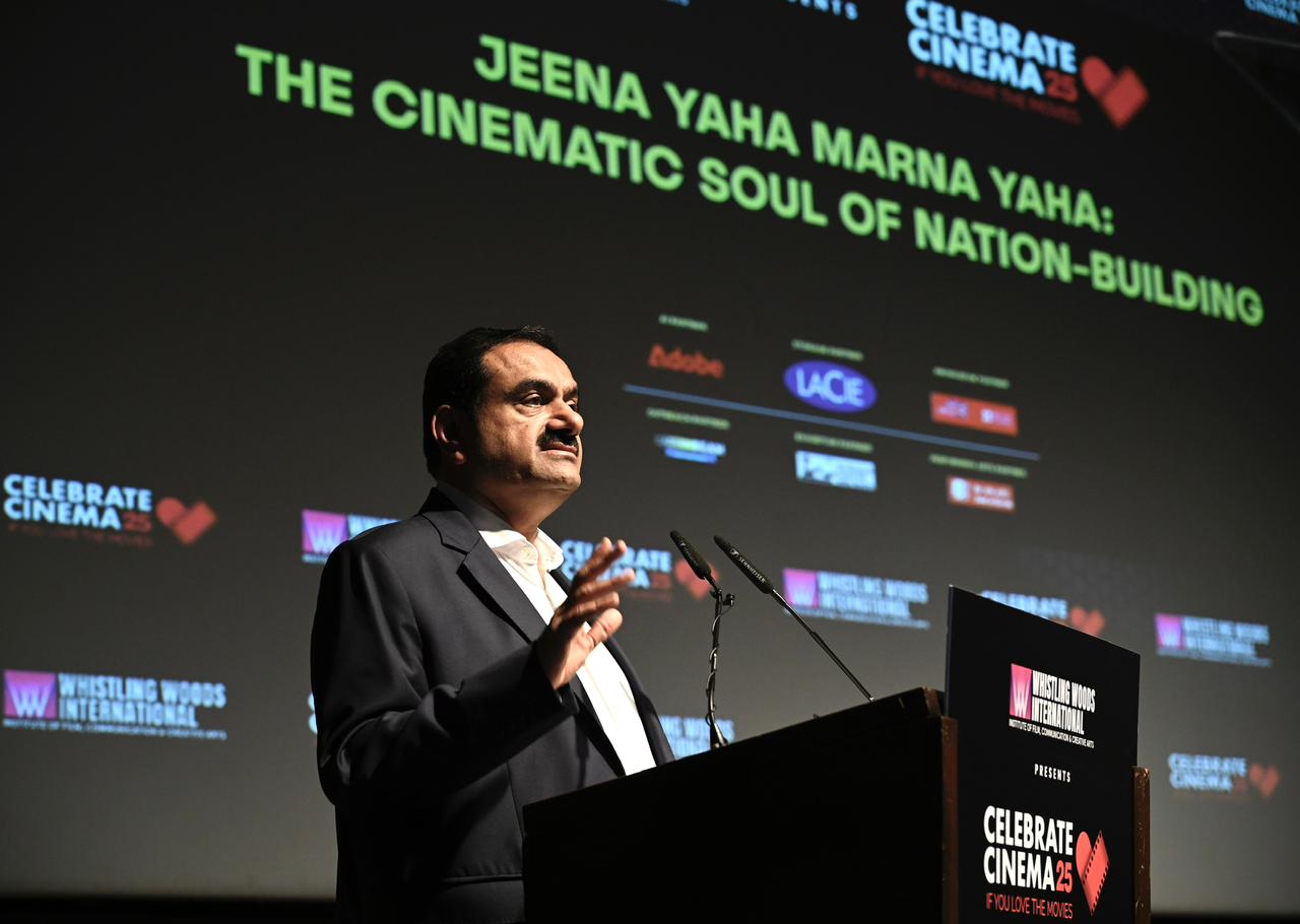 गौतम अदाणी मुंबई में सुभाष घई के Whistling Woods International institute में संबोधन देते हुए. गौतम अदाणी मुंबई में सुभाष घई के Whistling Woods International institute में संबोधन देते हुए.