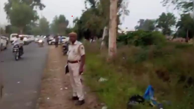 गंगापुर सिटी-सवाई माधोपुर मार्ग पर भीषण हादसा, 3 लोगों की मौके पर मौत; 6 लोग गंभीर घायल गंगापुर सिटी-सवाई माधोपुर मार्ग पर भीषण हादसा, 3 लोगों की मौके पर मौत; 6 लोग गंभीर घायल