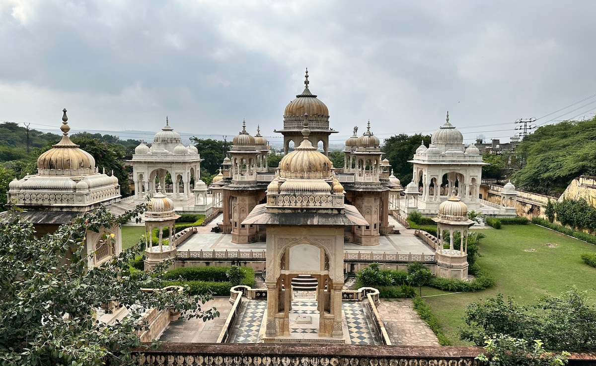 Rajasthan offers many beautiful sites to visit. Rajasthan offers many beautiful sites to visit.