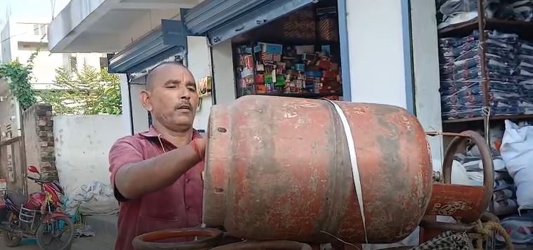 20 साल से नहीं जीते, फिर भी हौसले बुलंद, बिहार में यहां से चुनाव लड़ेंगे घर-घर सिलेंडर पहुंचाने वाले छोटेलाल
