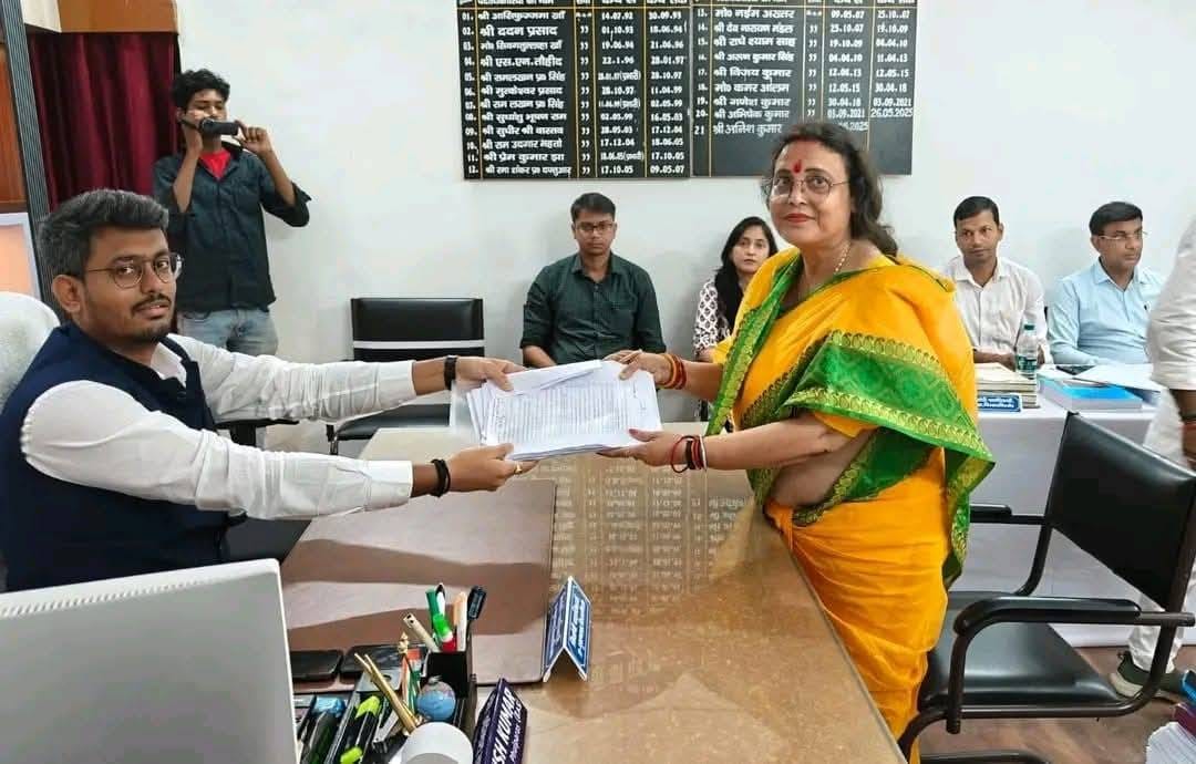 नामांकन पर्चा दाखिल करतीं मंत्री शीला मंडल. नामांकन पर्चा दाखिल करतीं मंत्री शीला मंडल.