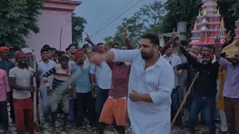 बिहार: महावीरी झंडा मेले में चेतन आनंद का हैरतअंगेज करतब, तलवारबाजी देख लोग रह गए दंग