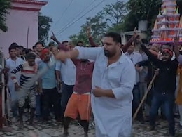 बिहार: महावीरी झंडा मेले में चेतन आनंद का हैरतअंगेज करतब, तलवारबाजी देख लोग रह गए दंग बिहार: महावीरी झंडा मेले में चेतन आनंद का हैरतअंगेज करतब, तलवारबाजी देख लोग रह गए दंग