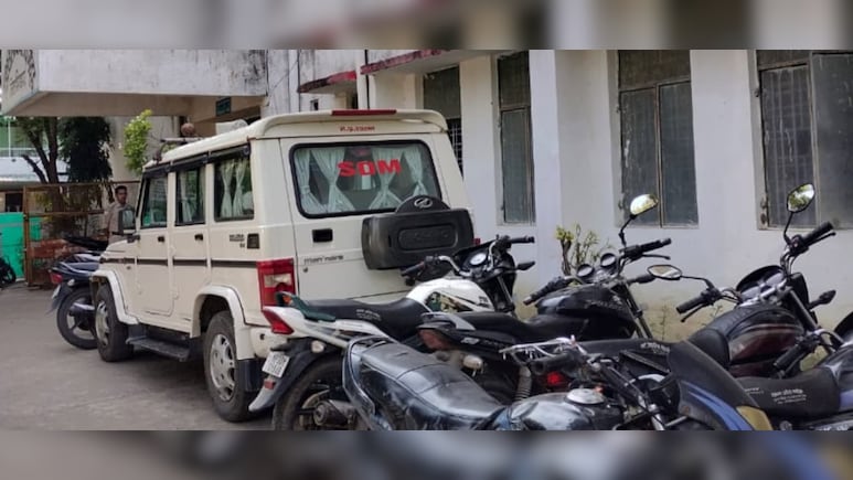 कोर्ट ने SDM कार्यालय की बोलेरो की कराई कुर्की, 12 साल पुराने इस मामले पर लिया एक्शन कोर्ट ने SDM कार्यालय की बोलेरो की कराई कुर्की, 12 साल पुराने इस मामले पर लिया एक्शन