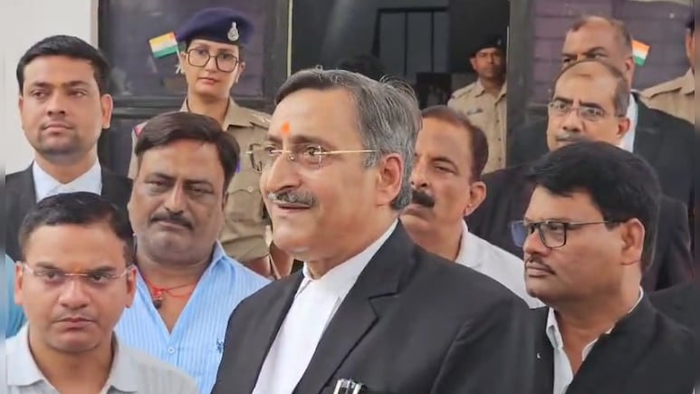 Gwalior: डॉ आंबेडकर पर टिप्पणी करने के मामले में एडवोकेट अनिल गिरफ्तारी देने पहुंचे थाने, पुलिस ने लौटाया