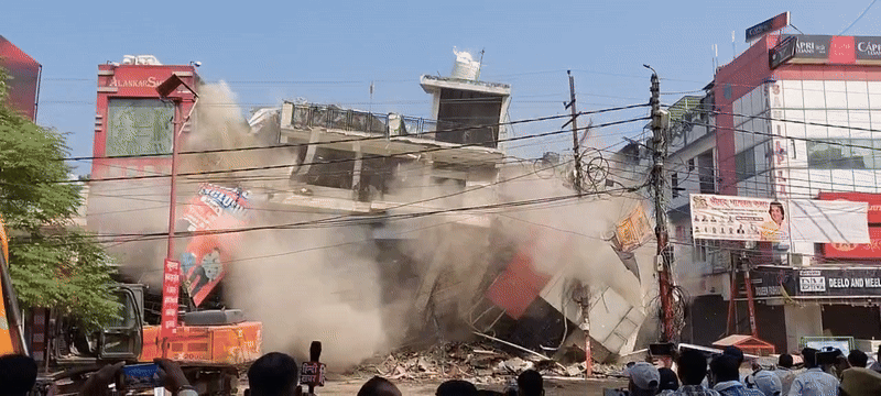 अवैध निर्माण पर योगी सरकार का बुलडोजर एक्शन! मेरठ में ताश के पत्तों की तरह गिरा कॉम्प्लेक्स