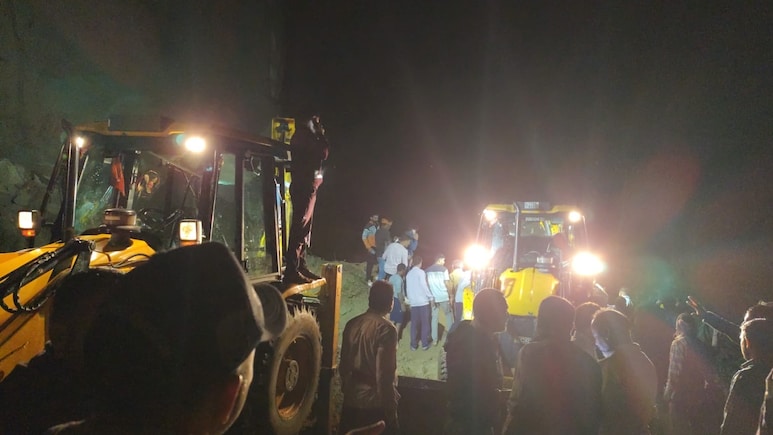 Land Slide in Bilaspur: बिलासपुर में भूस्खलन का मलबा बस पर गिरा, 18 लोगों की मौके पर मौत; बचाव अभियान जारी