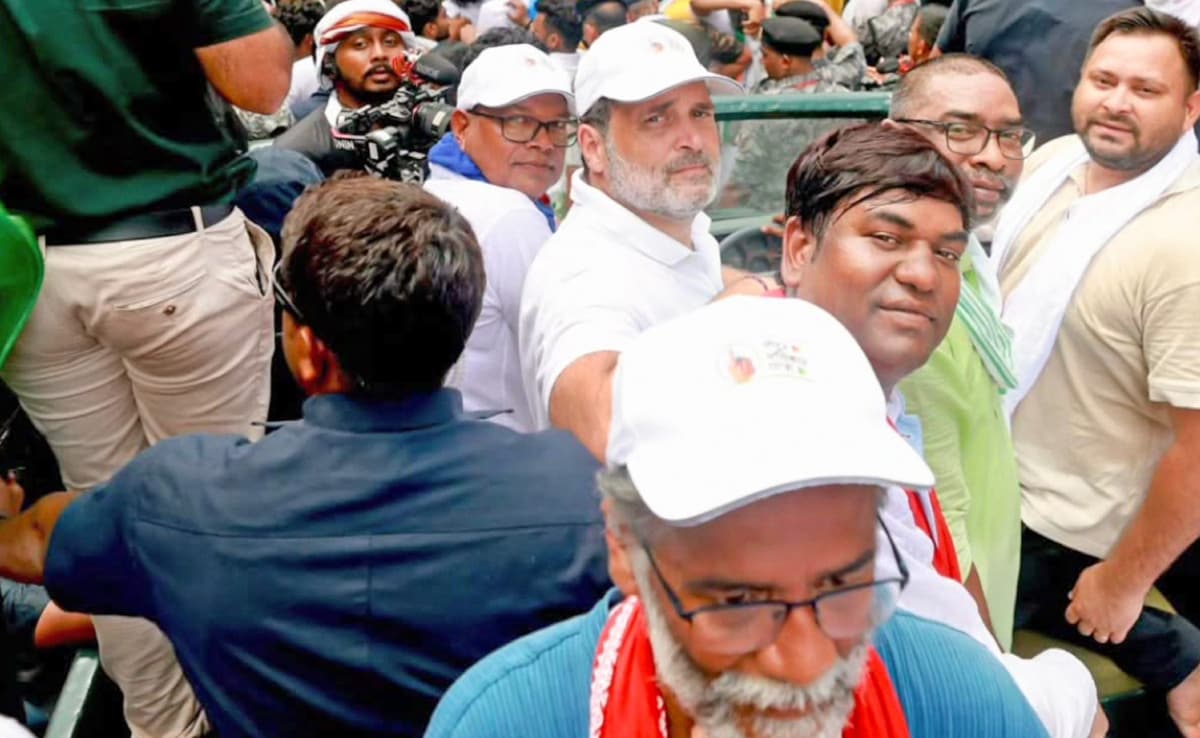 महागठबंधन में अभी सीट शेयरिंग को लेकर पेच फंसा हुआ है. वीआईपी ने 20 से अधिक सीटों की मांग की है. महागठबंधन में अभी सीट शेयरिंग को लेकर पेच फंसा हुआ है. वीआईपी ने 20 से अधिक सीटों की मांग की है.