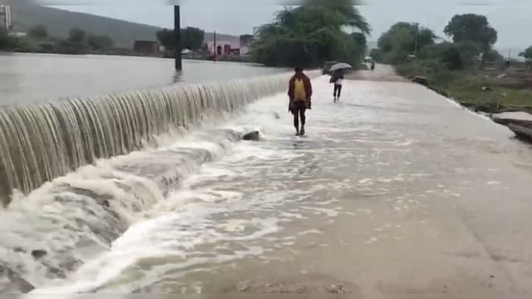 बूंदी में दो दिन से नहीं टूटी बारिश की बूंद, 10 डिग्री पारा लुढ़का; 150 बीघा धान की फसल डूबी बूंदी में दो दिन से नहीं टूटी बारिश की बूंद, 10 डिग्री पारा लुढ़का; 150 बीघा धान की फसल डूबी