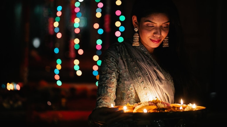 Diwali 2025 Party Outfit: दिवाली पर हो जाएगा हर कोई आपके लुक का कायल, बस ये आउटफिट करने होंगे ट्राई Diwali 2025 Party Outfit: दिवाली पर हो जाएगा हर कोई आपके लुक का कायल, बस ये आउटफिट करने होंगे ट्राई