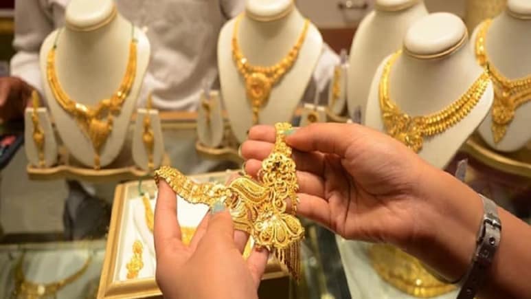 Gold-Silver Rate: सोने-चांदी की कीमतों में मामूली गिरावट, खरीदने से पहले जानें लेटेस्ट रेट