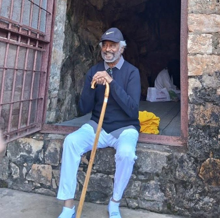 महावतार बाबाजी गुफा में ध्यान लगाते दिखे रजनीकांत, सोशल मीडिया पर तस्वीरें वायरल