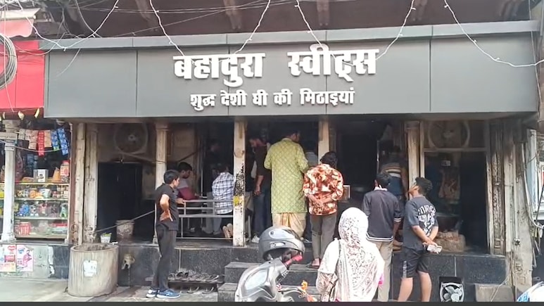 Bahadura Sweets Gwalior: अटल जी के पसंदीदा लड्डू की दुकान पर छापा, बहदुरा स्वीट्स को लेकर मिली ये शिकायत Bahadura Sweets Gwalior: अटल जी के पसंदीदा लड्डू की दुकान पर छापा, बहदुरा स्वीट्स को लेकर मिली ये शिकायत
