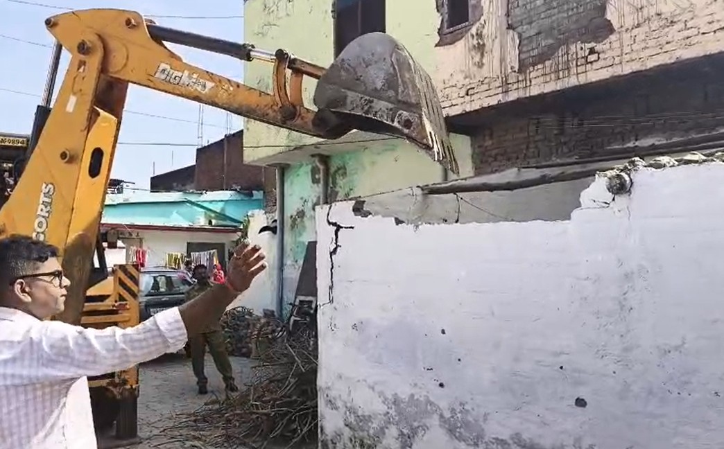 मेरठ के बाद अब बरेली में चला अतिक्रमण हटाओ अभियान, अवैध निर्माण पर हुई बुलडोजर कार्रवाई