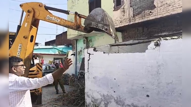 मेरठ के बाद अब बरेली में चला अतिक्रमण हटाओ अभियान, अवैध निर्माण पर हुई बुलडोजर कार्रवाई मेरठ के बाद अब बरेली में चला अतिक्रमण हटाओ अभियान, अवैध निर्माण पर हुई बुलडोजर कार्रवाई